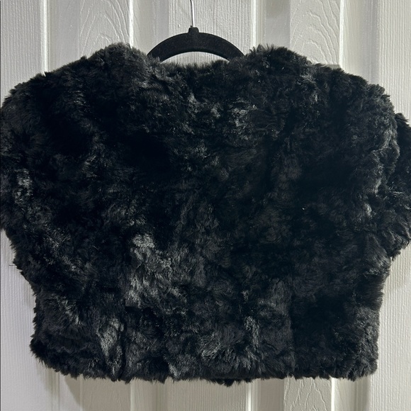 Elegant Black Faux Fur Shrug with Pearl Necklace - Picture 4 of 5